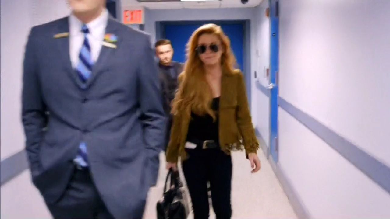 Lindsay-S01E03-0240.jpg
