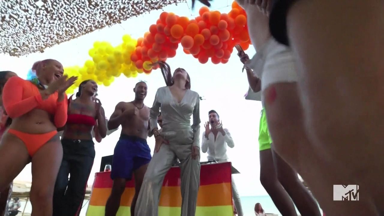 LohanBeachClubAftershow-S01E01_509.jpg